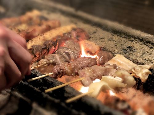 提供美味串烧和烤鸡肉串的餐厅