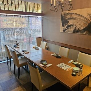 For 5 to 10 people. The glass windows make the room bright and sunny during the day. In the evening, you can enjoy a banquet while looking out at the night city of Hiroshima.