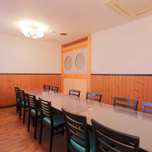 There is a perfect private room perfect for entertaining or anniversary dates with important people.As it is a popular seat, we recommend early reservation early