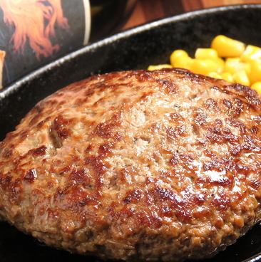 Steak hamburger 200g ~! We also have sake that goes well with meat ♪
