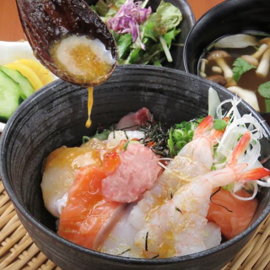 [Private room] The popular seafood rice bowl of soy sauce 1000 yen and the luxury meat seafood bowl 1500 yen