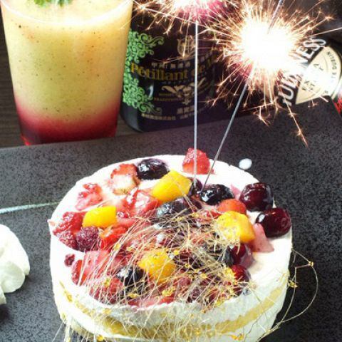 写真のホールケーキは有料になりますがプレートもご用意可能◎