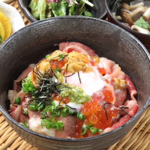 北海道産ウニとイクラ、ネギトロと和牛コーネの肉海鮮丼