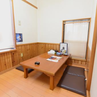 The tatami room is a place where you can calm down and enjoy your meal. Family use is also welcome! It is a safe flat tatami room even with small children.