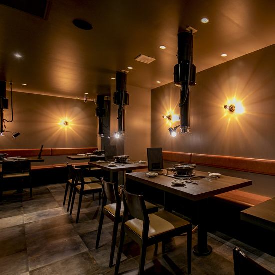 Indirect lighting that gently illuminates the audience seats is an accent, and you can enjoy a cozy space.