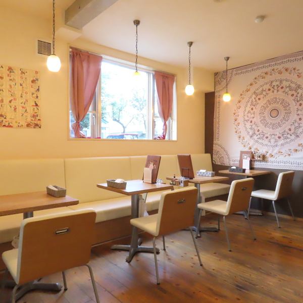 ≪店内雰囲気≫明るくアットホームな雰囲気の店内は、お一人様からでも気軽にご利用いただける落ち着いた空間となっております♪キッズチェアーなどもご用意しておりお子様連れのご来店も安心♪可愛いおしゃれな空間で美味しいお食事をお楽しみください!