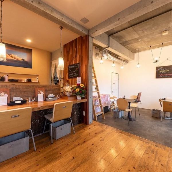 ≪店内席情報≫お一人様でも気軽に楽しめるカウンター席を2席、2名掛けのテーブル席は全7卓ご用意しております♪テーブル席は、つなげてグループ様利用も可能となっておりますので、女子会やデート、ご家族様でのお食事など幅広いシーンでご利用ください!