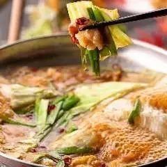 “京见套餐”包含8道菜，包括龙虾刺身和自选豪华火锅 ◆ 含2小时畅饮 原价6000日元 ⇒ 现价5500日元