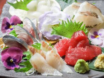 Assorted 5 types of sashimi (1 serving)