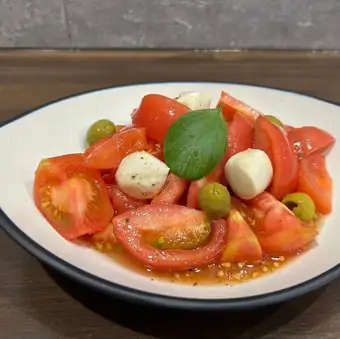 完熟トマトとオリーブの蜜和え 