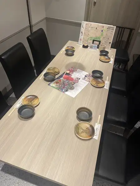 ■全席完全個室■和の趣溢れる空間で大人の宴会を・・・。選べる個室はテーブル席と掘り炬燵席。接待や会合・会社のご宴会と様々なシーンでご利用可能となっております。2名様～最大40様までの完全個室をご利用頂けますので是非お問い合わせお待ちしております。