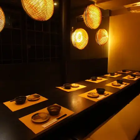 拆除隔間後，這間寬敞的私人房間（配有下沉式桌子）最多可容納 32 人（適合大型團體，例如私人活動）。溫暖的日式燈光營造出平靜的氛圍，使其成為品川地區舉辦公司宴會、大型團體聚會、歡送會、歡迎會和其他商務活動的理想場所。