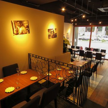 Suitable for a variety of situations, from small groups to large groups. . .The small raised seating area is popular!Enjoy your food and drinks in a spacious and calm space♪
