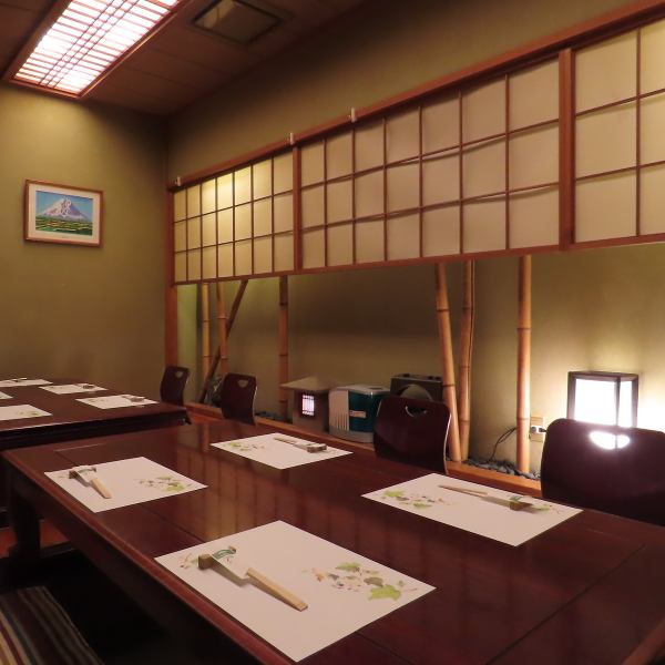 充满现代日式风格的私人房间，让您感到平静和安心。据说这个房间是仿照千利休的茶室建造的。