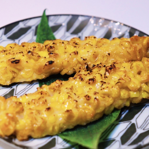 玉米串配焦香酱油