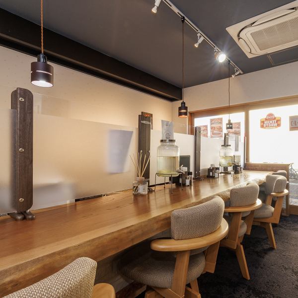 シンプルで心落ち着くデザインの空間が魅力です。ゆったりとした席配置で、少人数様のグループでも快適に過ごせるよう配慮しています◎馬出九大病院前駅から徒歩圏内という立地の良さもあり、アクセスしやすく急なお集まりに最適です。オーガニック料理や豊富なドリンクとともに楽しい時間を過ごせる空間を整えております☆