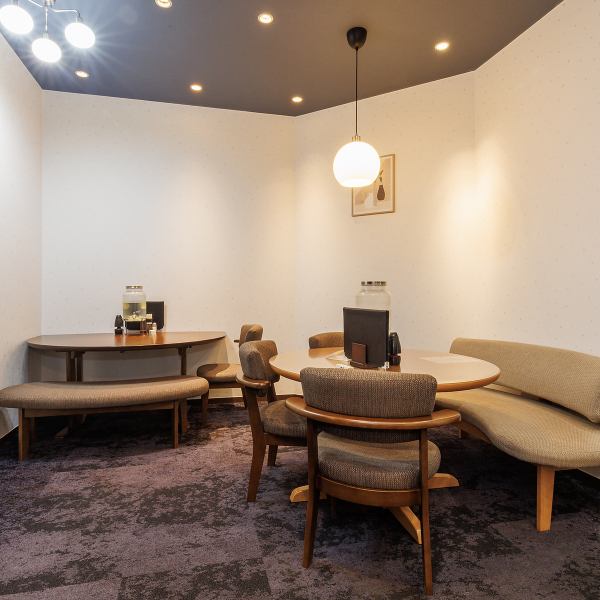 少人数で落ち着いて食事ができる席も充実しています。テーブルやカウンターは、目に優しい色を基調とした内装で統一し、過ごしやすい雰囲気を演出しています♪ちょっとしたお食事やリラックスできる場としても最適で、地元の留学生など多様なお客様に愛されています◎どなた様でも過ごしやすい環境です。ぜひご来店ください