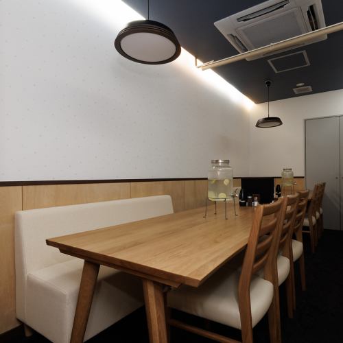 落ち着けるテーブル席あり