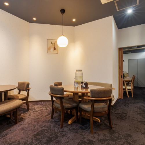 くつろぎのテーブル席案内