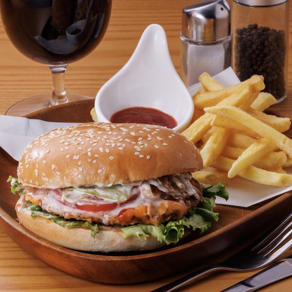 【ハラール認証の極上肉を贅沢に使用】◆ハラールUSA和牛バーガー　フライドポテト付 1000円(税込)