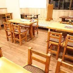 1名様から4名様まで対応可能なテーブル席が魅力です。心地よい木の温もりが感じられるインテリアで、訪れる人々を優しく包み込みます。席のみの予約も可能なので、思い立ったらすぐにお電話を！忙しい日々の合間に、気軽に立ち寄れる空間がここにあります。どんなシーンでも利用しやすいです★