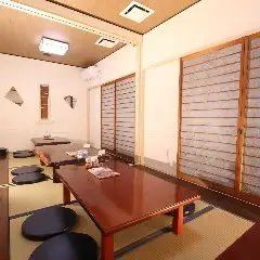 座敷個室は、4名から20名まで対応可能な広々とした空間です。友達との集まりや家族の食事会にもぴったりの環境で、和の趣を感じながらリラックスできます。座敷のスタイルは、ゆったりとした雰囲気を演出し、心地よい時間を提供します。お料理を楽しみながら、思い出に残るひとときをお過ごしください。