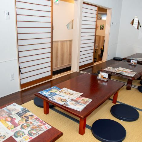 足をのばしてゆったり座れるお座敷個室！和の情緒が漂う配色と間仕切りで、程よいプライベート感があります。