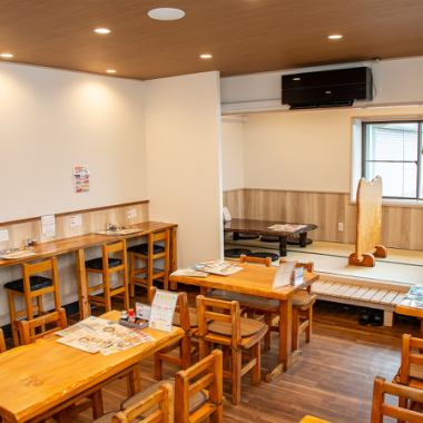 1名様から4名様まで対応可能なテーブル席が魅力です。心地よい木の温もりが感じられるインテリアで、訪れる人々を優しく包み込みます。席のみの予約も可能なので、思い立ったらすぐにお電話を！忙しい日々の合間に、気軽に立ち寄れる空間がここにあります。どんなシーンでも利用しやすいです★