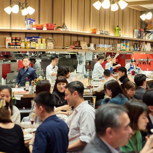 [Ginza Trattoria] The open kitchen is impressive as you enter! The sight of the chefs skillfully preparing the orders that come in one after the other is a highlight. The high ceilings create an open feeling, and the piano music played on the stage at the back of the restaurant resonates throughout the restaurant with a beautiful sound. The voices of the staff and the conversations of the customers create a pleasant hustle and bustle, allowing you to enjoy an authentic Italian dining experience.