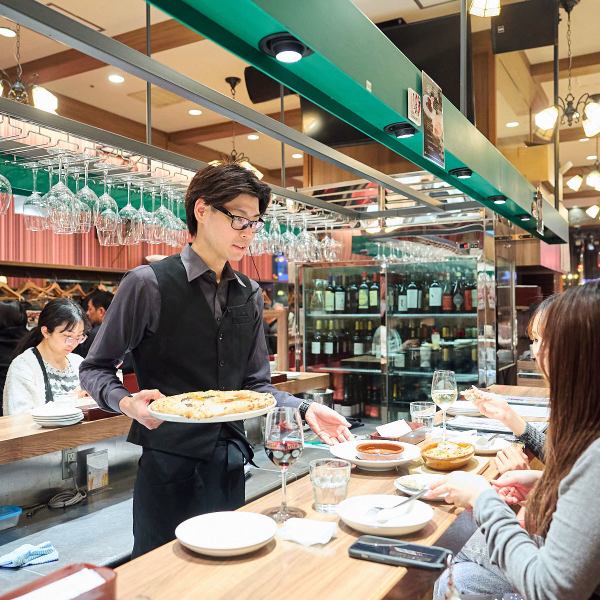 [One of the largest capacities in the Ginza area] Located a 3-minute walk from Ginza 1-Chome Station and a 5-minute walk from Yurakucho Station, our restaurant is an ultra-large establishment with over 150 seats! We are perfect for various banquets, and for celebrations such as birthdays and anniversaries, we offer a surprise platter of sweets with a message to go with live music. We are also happy to accommodate private parties for 2-8 people, banquets for around 30 people, and private parties for over 50 people.