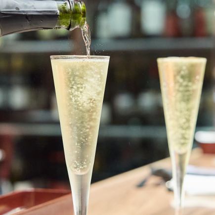 [Lunchtime Happy Hour] All-you-can-drink plan with carefully selected wines, four types of sparkling wine, and highballs