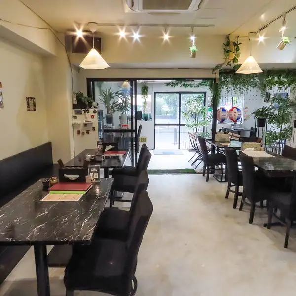 【ゆとりのある店内はごゆっくりとお過ごしいただくのにぴったりです◎】全体的に開放感のあるゆったりとした空間になっており、お席の間隔も広いので、窮屈さを感じずにお食事や会話をご満喫いただけます。お食事の傍らで、置いてある楽器を眺めたり演奏したり、思い思いに当店での時間をお楽しみください。