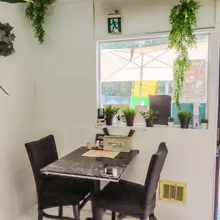 【桌位：4张双人桌】我们提供多种桌位选择，以满足您不同人数的需求！我们的双人桌非常适合独自用餐、约会或一对一小酌。