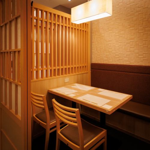 <p>2名様~14名様向けの個室をご用意。デートからお勤め先での大人数宴会まで幅広いシーンに対応いたします。都会の喧騒を忘れる優雅なひと時をお過ごしください。</p>