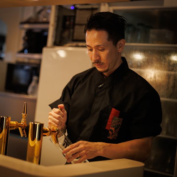 カウンター席なら目の前で料理人の華麗な手さばきや、スタッフとのちょっとした会話も楽しめちゃいます。ムードがありながらも活気溢れる空間は、デートや友人飲み等どんなシーンにもピッタリ。フレンドリーな接客で、また来たくなるようなアットホームさも大切にしています。