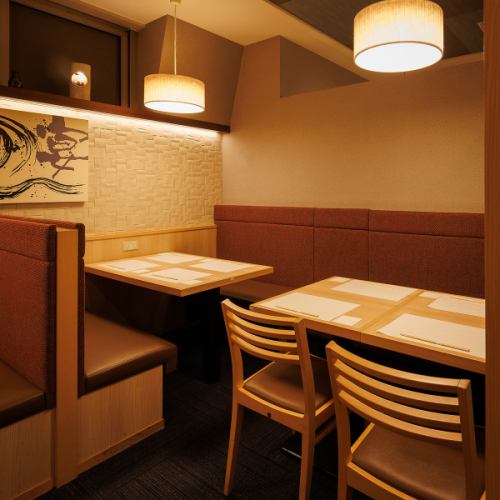 ソファーと座椅子のタイプの違うテーブル席です。心置きなくゆったり寛げる空間で贅沢な旬の食材を使用した逸品を豊富に使用したコース料理をご堪能ください。