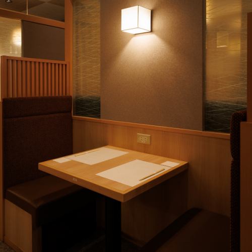 周りを気にしないプライベート空間はデートに最適◎カップルシートにはコンセント電源も完備しております。お席のご予約承っております。