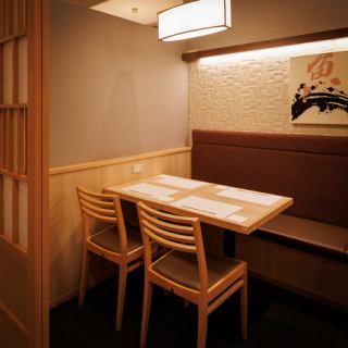 【半個室】少人数のお席から大人数のお席までラインナップを豊富にご用意しております!プライベート空間でごゆっくりご宴会やご家族でのお食事をお楽しみください。