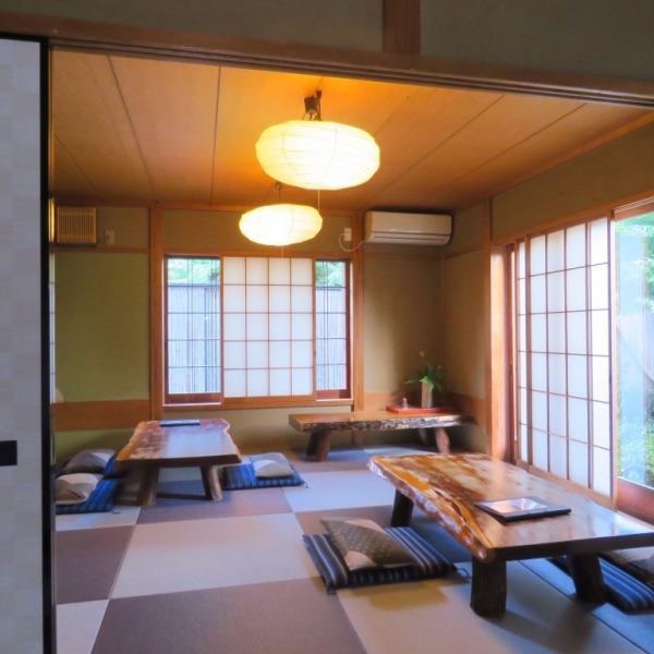 【8畳間】落ち着いた和の空間。ご家族やご友人との団らんなど、少人数でゆっくり過ごしたい場面におすすめです。お誕生日、七五三、お顔合わせ、ご法事、ご接待など、幅広いご会食にご利用いただけます。お気軽にご相談ください。