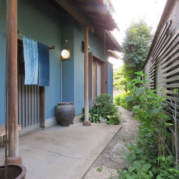 離れた6畳間もあり、ご都合により、お部屋のお支度もいたします。お庭を眺めながら、ゆったりお時間をお過ごしください。