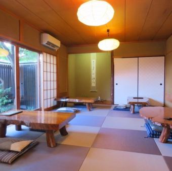 【８畳】4～6名でのご利用にちょうど良い8畳の和室。程よい広さと落ち着いた雰囲気で、家族や友人との食事にぴったりの空間です。