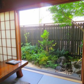 【10畳の座敷（～12名程度）】最大12名ほどまで対応可能な広めの座敷は、親族の集まりやグループでの会食に最適。広々とした空間で、足を伸ばしてゆったりくつろげます
