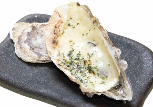 Grilled oysters with cheese (2 pieces) directly from Akkeshi Sato Fisheries