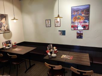 4名がけのテーブルが5席ございます。テーブルは可動式なので小中宴会でもご利用いただけます。