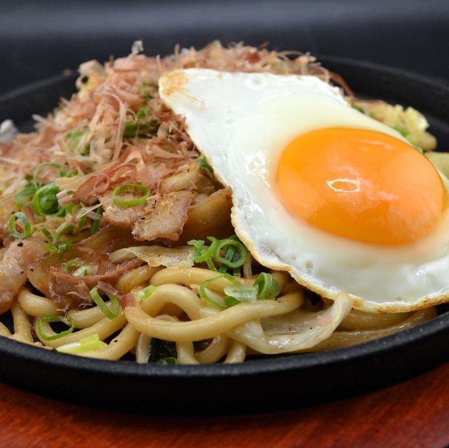 地元の「めん屋」から仕入れた焼きそばが入ってます