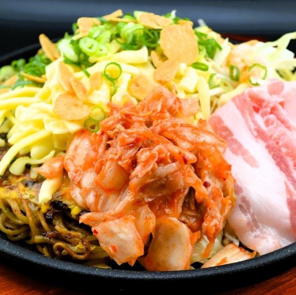 少人数から利用できるカウンター席やテーブル席を揃え、気軽に訪れる方にも安心な空間を提供!明るい店内で、居心地のよさを重視した配置が魅力です。お一人様や友人、ご家族でのご利用に最適な、ゆったりと過ごせる和風の店内がリラックス感を高めてくれます。