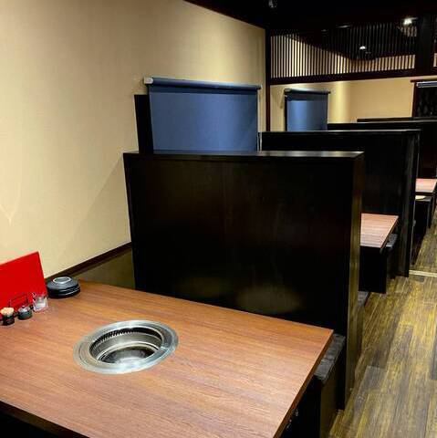 少人数からグループまで、人数に合わせて柔軟に対応可能なテーブル席をご用意しております!2名~6名様でのご利用にちょうど良いサイズ感で、ご友人との飲み会や職場のお集まりにも大活躍間違いなし◎お仕事帰りのサク飲みや、気心知れた仲間との焼肉パーティーなど、賑やかで楽しい時間をぜひ当店で♪