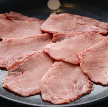 【一頭からわずかしか取れない希少部位】贅沢な「特上タン」を堪能!炭火で引き立つ極上の柔らかさと旨み