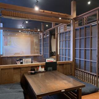 襖と簾で仕切られているから、半個室感覚でご利用いただけます。脚を伸ばしリラックスしながら、プライベートなお時間をお楽しみください。