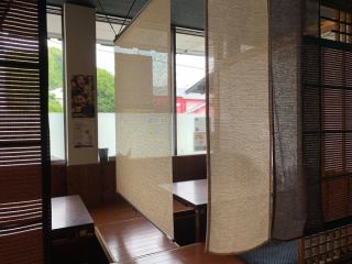 【木の温もりを感じるゆったり寛ぎの和空間】どこか懐かしい気持ちになるような和の情緒溢れる落ち着いた空間です。お履き物を脱いでゆったり寛げるので、お仕事帰りやご家族でのお食事などにもご利用くださいませ。寛ぎながら自慢のお料理をお楽しみいただけます。